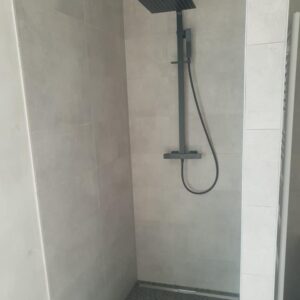 Timson Home est votre expert en construction de douches de qualité supérieure. Nous proposons une gamme complète de services pour répondre à tous vos besoins en matière de douches. Que vous cherchiez à construire une nouvelle douche, à remplacer votre douche existante ou à rénover votre douche pour améliorer sa performance, nous avons les compétences et les outils nécessaires pour mener à bien votre projet. Nous sommes également spécialisés dans la construction de douches pour personnes à mobilité réduite, afin de garantir un accès facile et sécurisé à ces équipements essentiels. Contactez-nous dès maintenant pour discuter de vos besoins et obtenir un devis gratuit pour votre projet de construction de douche.