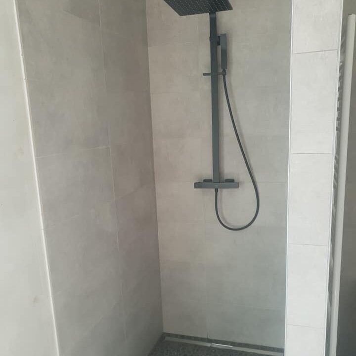 Timson Home est votre expert en construction de douches de qualité supérieure. Nous proposons une gamme complète de services pour répondre à tous vos besoins en matière de douches. Que vous cherchiez à construire une nouvelle douche, à remplacer votre douche existante ou à rénover votre douche pour améliorer sa performance, nous avons les compétences et les outils nécessaires pour mener à bien votre projet. Nous sommes également spécialisés dans la construction de douches pour personnes à mobilité réduite, afin de garantir un accès facile et sécurisé à ces équipements essentiels. Contactez-nous dès maintenant pour discuter de vos besoins et obtenir un devis gratuit pour votre projet de construction de douche.