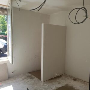 Timson Home est votre expert en rénovation et aménagement de pièces de qualité supérieure. Nous proposons une gamme complète de services pour répondre à tous vos besoins en matière de rénovation de pièces intérieures. Que vous cherchiez à rénover votre cuisine, votre salle de bain, votre salon ou toute autre pièce de votre maison, nous avons les compétences et les outils nécessaires pour mener à bien votre projet. Nous sommes également spécialisés dans l'aménagement de pièces pour personnes à mobilité réduite, afin de garantir un accès facile et sécurisé à ces espaces de vie. Contactez-nous dès maintenant pour discuter de vos besoins et obtenir un devis gratuit pour votre projet de rénovation de pièce.