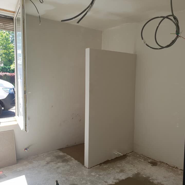 Timson Home est votre expert en rénovation et aménagement de pièces de qualité supérieure. Nous proposons une gamme complète de services pour répondre à tous vos besoins en matière de rénovation de pièces intérieures. Que vous cherchiez à rénover votre cuisine, votre salle de bain, votre salon ou toute autre pièce de votre maison, nous avons les compétences et les outils nécessaires pour mener à bien votre projet. Nous sommes également spécialisés dans l'aménagement de pièces pour personnes à mobilité réduite, afin de garantir un accès facile et sécurisé à ces espaces de vie. Contactez-nous dès maintenant pour discuter de vos besoins et obtenir un devis gratuit pour votre projet de rénovation de pièce.