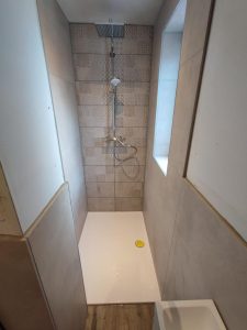 Timson Home est votre expert en installation de douches de qualité supérieure. Nous proposons une gamme complète de produits de marque pour répondre à tous vos besoins en matière de douches. Que vous cherchiez une douche classique, une douche à l'italienne ou une douche à jets massants, nous avons ce qu'il vous faut. Nous sommes également spécialisés dans l'installation de douches pour personnes à mobilité réduite, afin de garantir un accès facile et sécurisé à ces équipements essentiels. Contactez-nous dès maintenant pour discuter de vos besoins et obtenir un devis gratuit pour votre projet d'installation de douche.