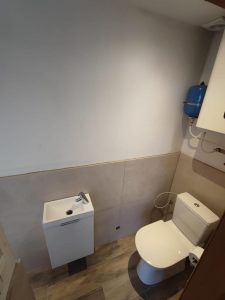 Timson Home est votre expert en installation de toilettes de qualité supérieure. Nous proposons une gamme complète de produits de marque pour répondre à tous vos besoins en matière de toilettes. Que vous cherchiez une toilette classique, une toilette à faible consommation d'eau ou une toilette à haute performance, nous avons ce qu'il vous faut. Nous sommes également spécialisés dans l'installation de toilettes pour personnes à mobilité réduite, afin de garantir un accès facile et sécurisé à ces équipements essentiels. Contactez-nous dès maintenant pour discuter de vos besoins et obtenir un devis gratuit pour votre projet d'installation de toilettes.