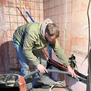 Alexandre est un ouvrier professionnel qualifié et expérimenté, membre de l'équipe de Timson Home. Il intervient sur l'ensemble des chantiers de l'entreprise, tant en intérieur qu'en extérieur, et est spécialisé dans les travaux de construction, de rénovation et d'aménagement. Alexandre est reconnu pour son sérieux, sa diligence et sa capacité à travailler en équipe, ce qui lui a permis de mener à bien de nombreux projets avec succès. Si vous avez besoin de ses services pour votre projet de construction, de rénovation ou d'aménagement.