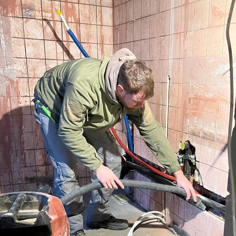 Alexandre est un ouvrier professionnel qualifié et expérimenté, membre de l'équipe de Timson Home. Il intervient sur l'ensemble des chantiers de l'entreprise, tant en intérieur qu'en extérieur, et est spécialisé dans les travaux de construction, de rénovation et d'aménagement. Alexandre est reconnu pour son sérieux, sa diligence et sa capacité à travailler en équipe, ce qui lui a permis de mener à bien de nombreux projets avec succès. Si vous avez besoin de ses services pour votre projet de construction, de rénovation ou d'aménagement.