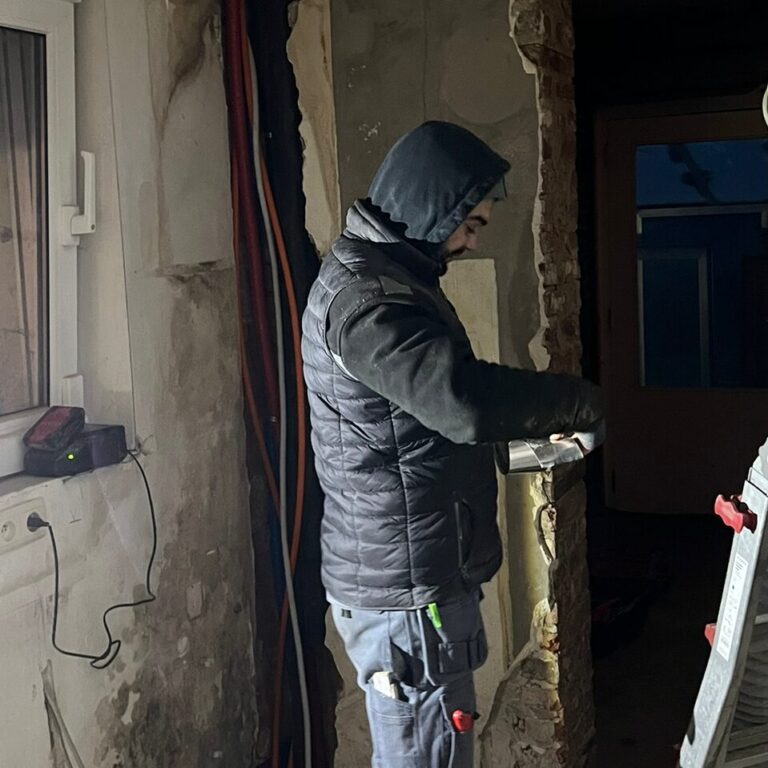 Wiliam est un ouvrier professionnel qualifié et expérimenté, membre de l'équipe de Timson Home. Il intervient sur l'ensemble des chantiers de l'entreprise, tant en intérieur qu'en extérieur, et est spécialisé dans les travaux de construction, de rénovation et d'aménagement. Wiliam est reconnu pour son savoir-faire, sa créativité et sa capacité à travailler en équipe, ce qui lui a permis de mener à bien de nombreux projets avec succès. Si vous avez besoin de ses services pour votre projet de construction, de rénovation ou d'aménagement.